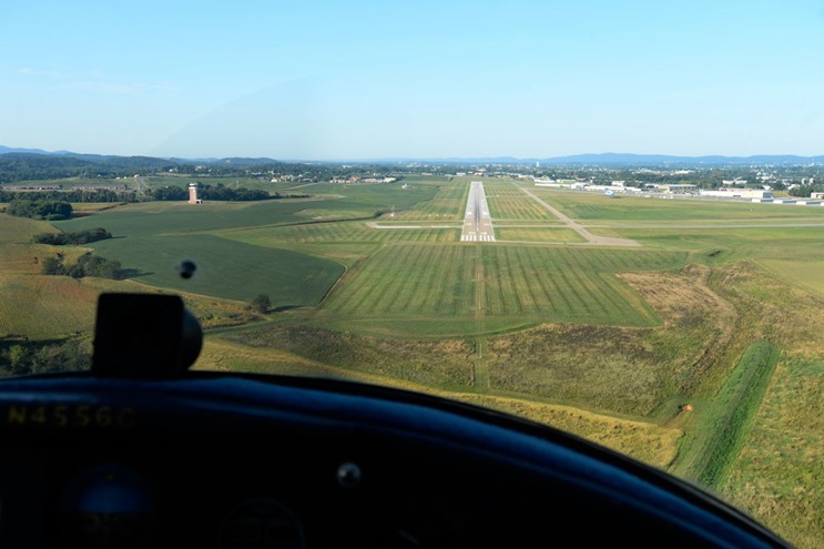 When setting up for a landing, pilots should site down the runway, Aug. 25, 2015, in Frederick, MD. Photo by David Tulis/AOPA.